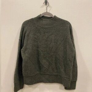 Universal Thread - Women’s green turtleneck sweater - medium